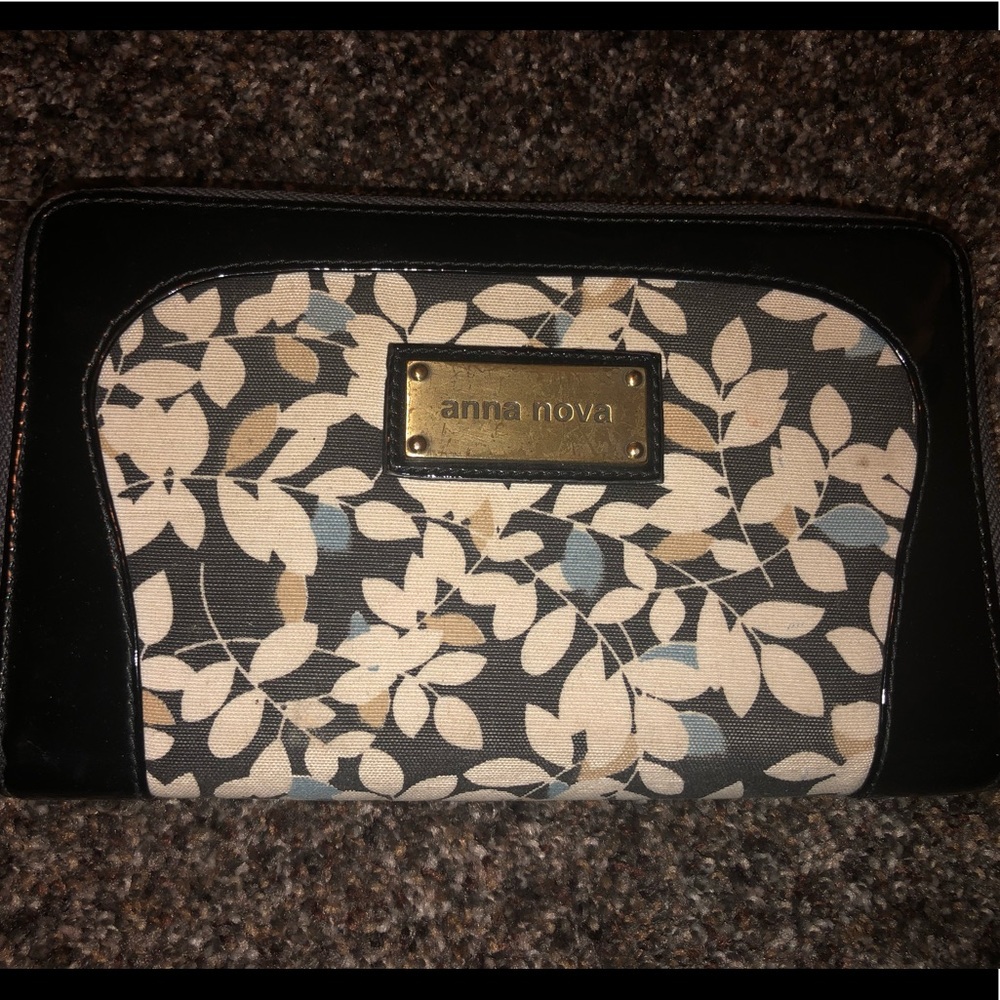 Anna Nova wallet